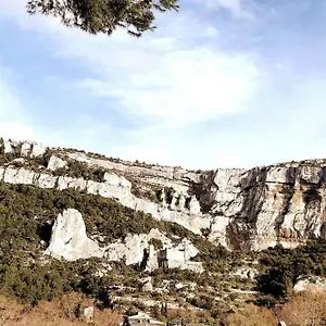 Vue Panoramique Sur Le Château,montagne Et Grottes , Fontaine-de-Vaucluse France